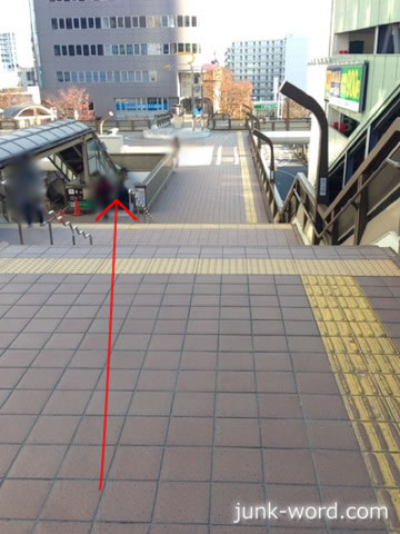 京成成田駅東口通路・階段を下りる
